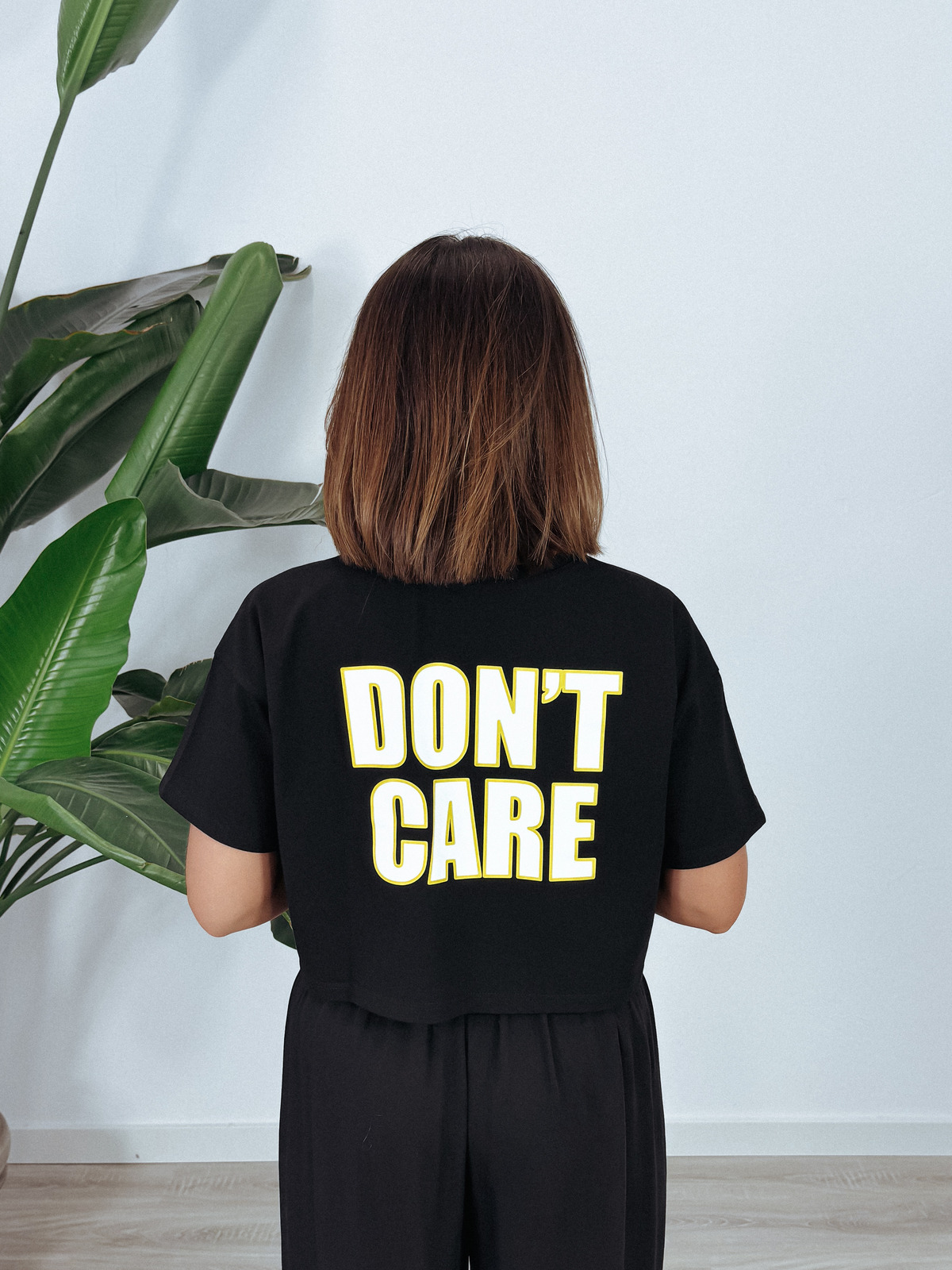 Krótszy t-shirt premium czarny DON'T CARE ♡ zdjęcie 2