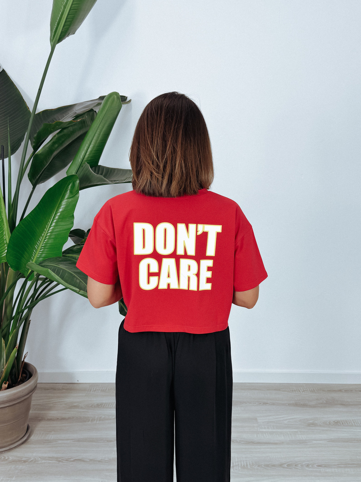 Krótszy t-shirt premium czerwony DON'T CARE ♡ zdjęcie 2