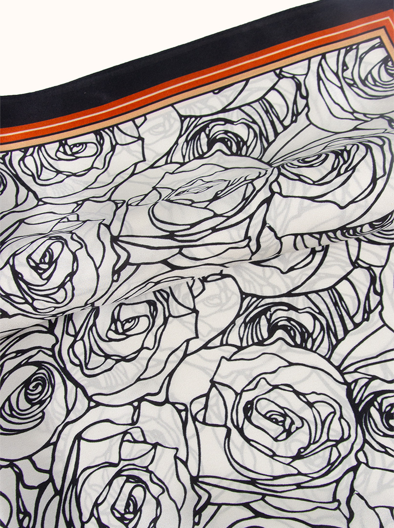 Apaszka jedwabna z motywem róż z czarną obwódką 70 cm x 70 cm zdjęcie 4