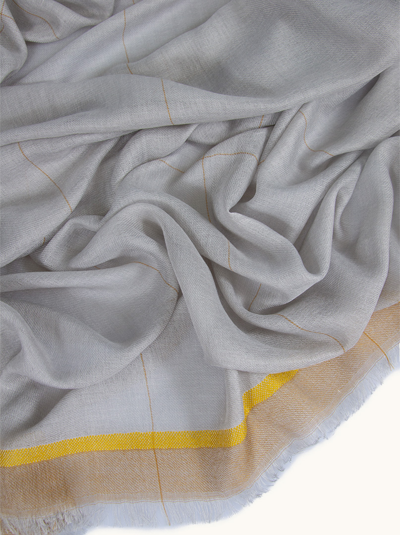 Lightweight gray shawl with gold check 95 cm x 200 cm image 3