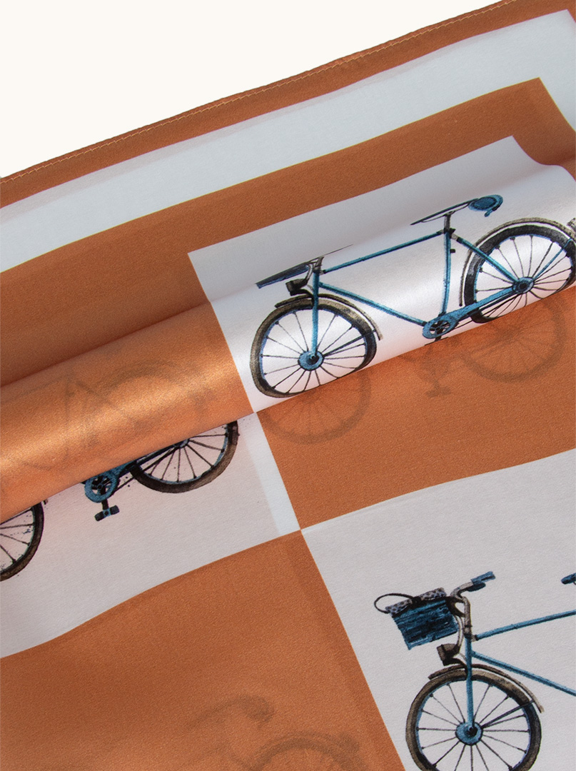 Apaszka jedwabna z motywem rowerów 70 cm x 70 cm zdjęcie 4