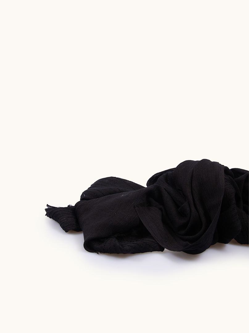 Lekki szal w pasy w czarnym kolorze 70x190cm zdjęcie 4
