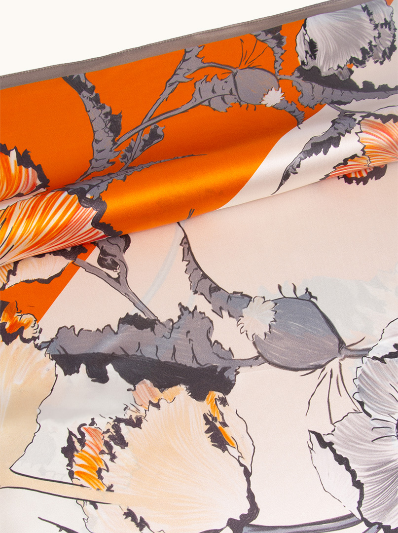 Apaszka jedwabna w odcieniach pomarańczu w malarskie kwiaty 90 cm x 90 cm zdjęcie 2