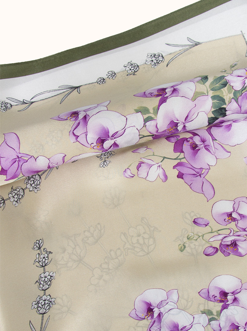 Apaszka jedwabna w fioletowe kwiaty z zieloną obwódką 70 cm x 70 cm zdjęcie 2