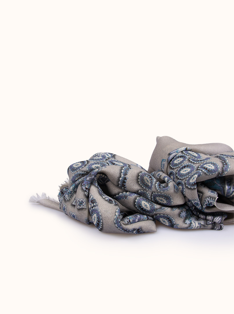 Delicate scarf 100% wool, gray with ethnic patterns, 95 cm x 200 cm image 3