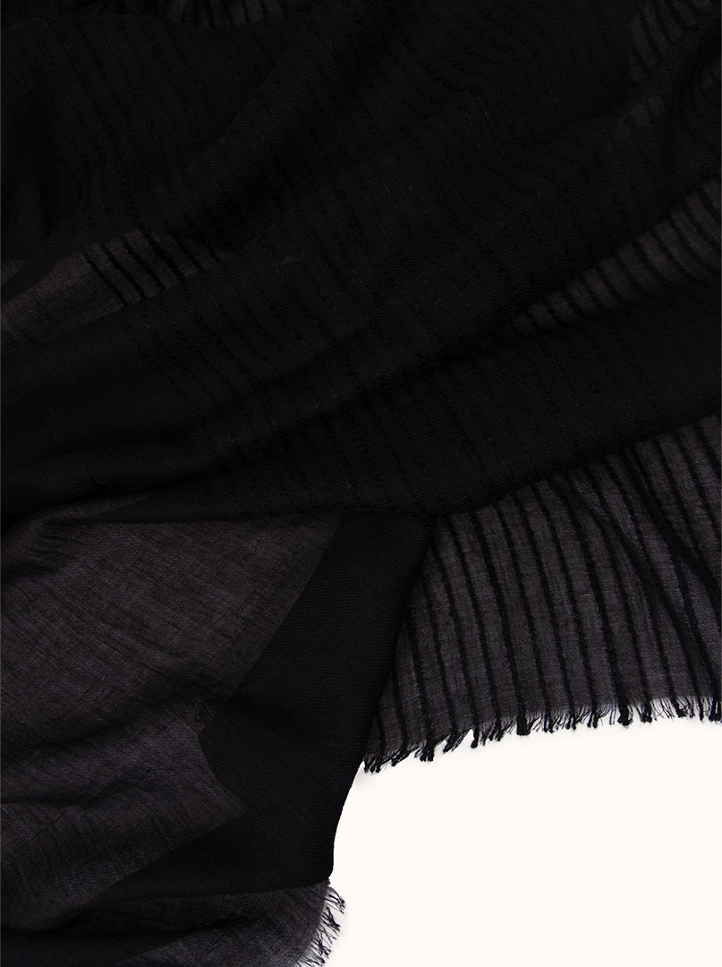 Lekki szal w pasy w czarnym kolorze 70x190cm zdjęcie 3