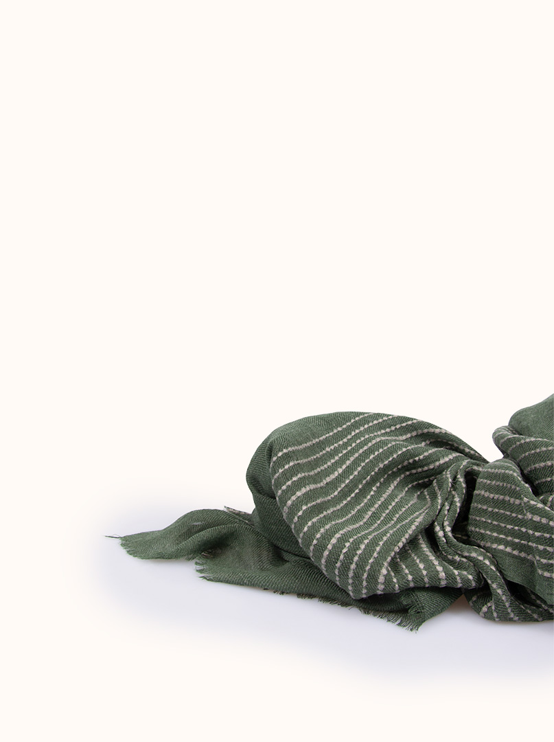 Lekki szal w pasy w kolorze ziemnej zieleni  90 x 190 cm zdjęcie 3