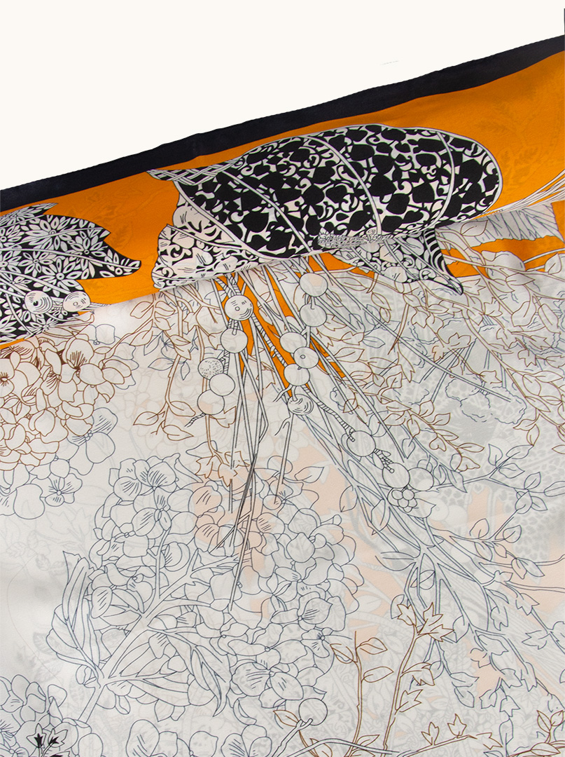 Duża chusta jedwabna z motywami roślinnymi na pomarańczowym tle 110cm x 110cm zdjęcie 2