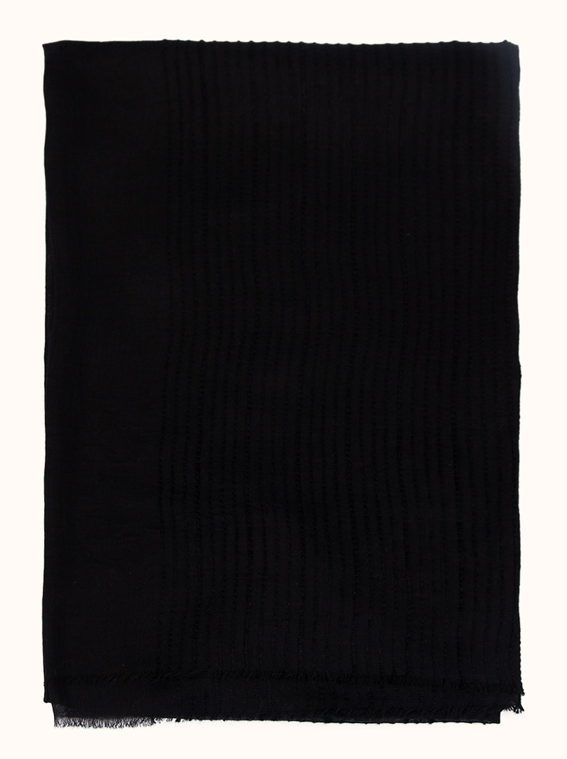 Lekki szal w pasy w czarnym kolorze 70x190cm zdjęcie 2