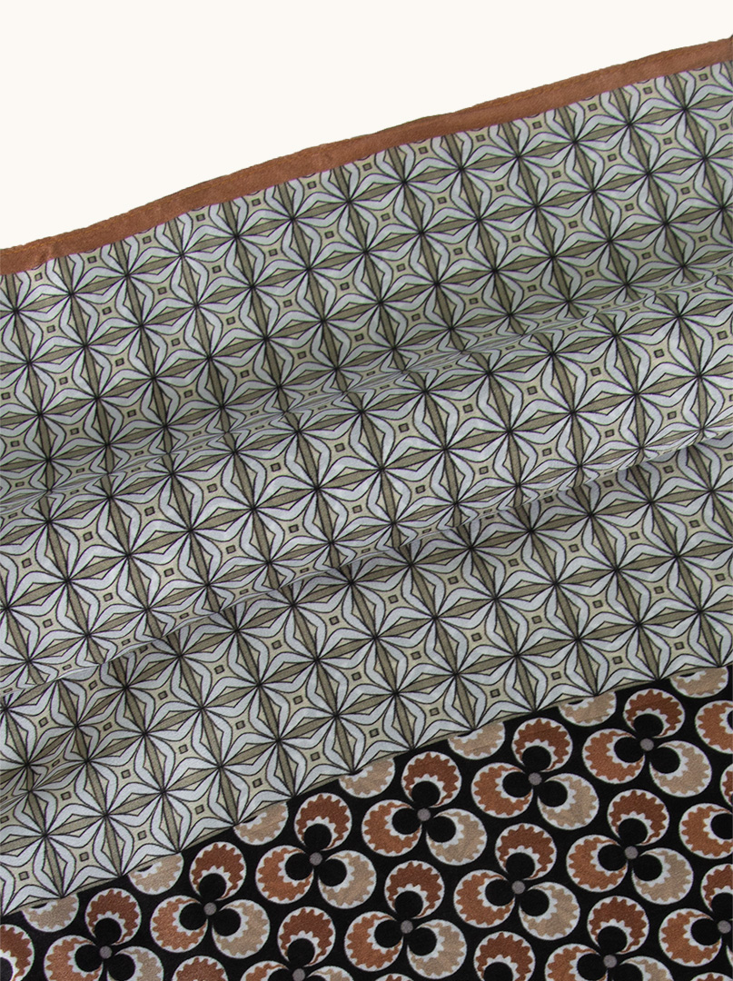 Patterned silk scarf 70 cm x 70 cm image 4