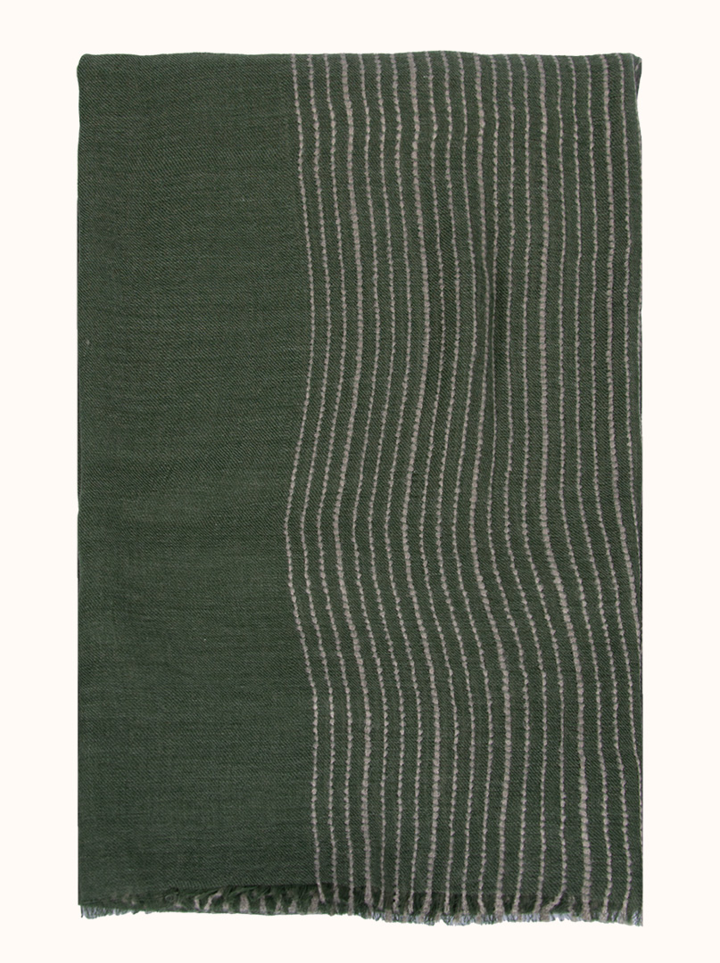 Lekki szal w pasy w kolorze ziemnej zieleni  90 x 190 cm zdjęcie 1