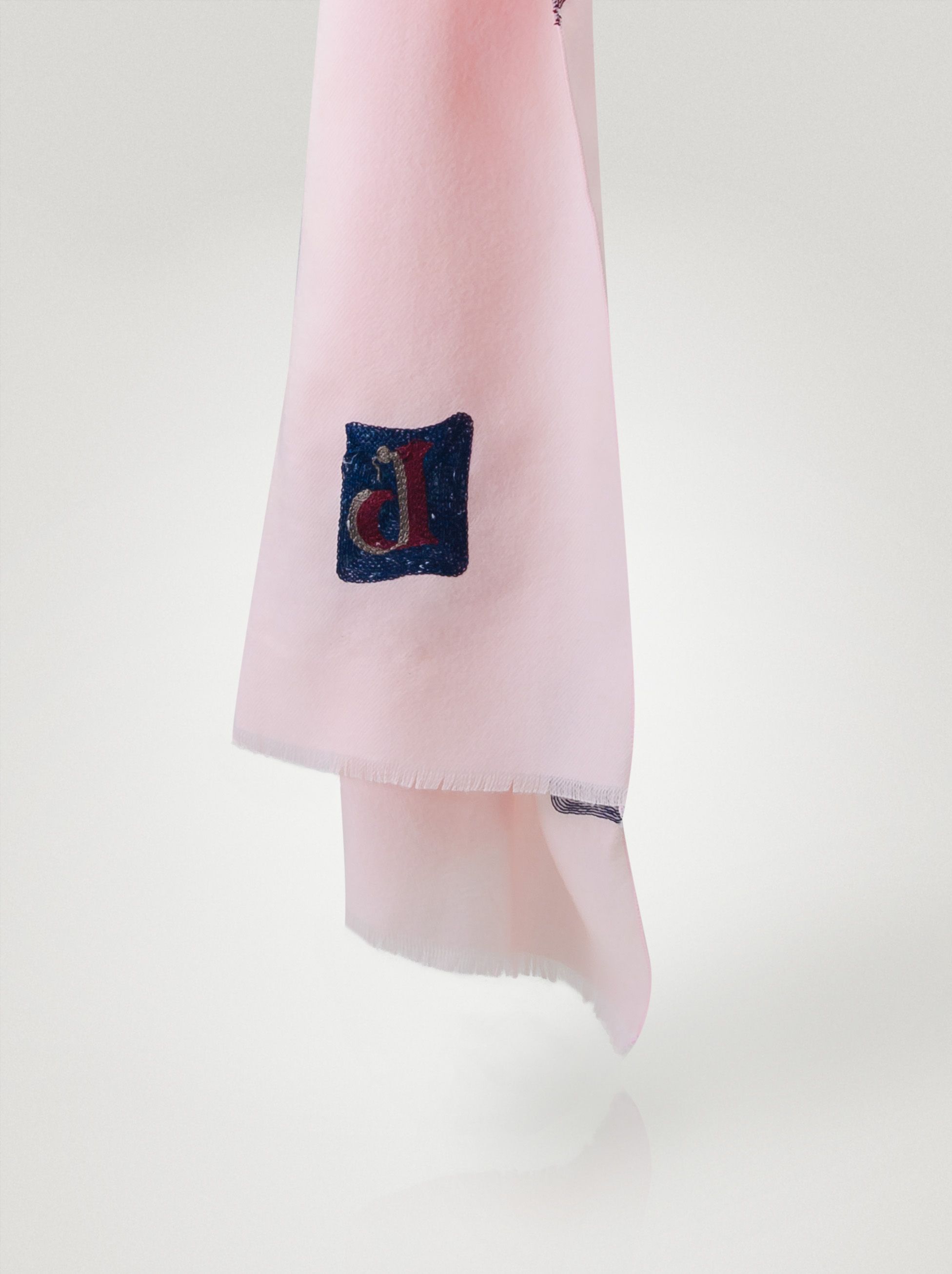 różowy ciepły szal z motywem haftowanych liter - Allora zdjęcie 2