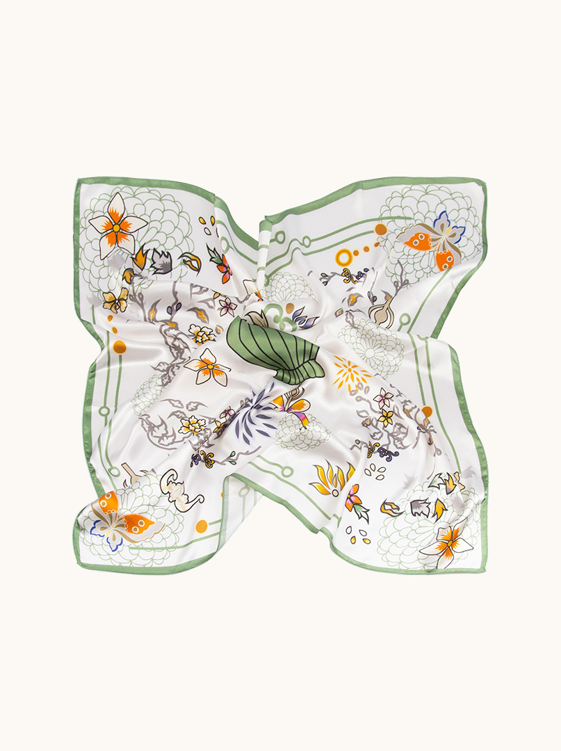 Apaszka 86 cm x 86cm z jedwabiu biała w kwiaty z zieloną obwódką zdjęcie 3
