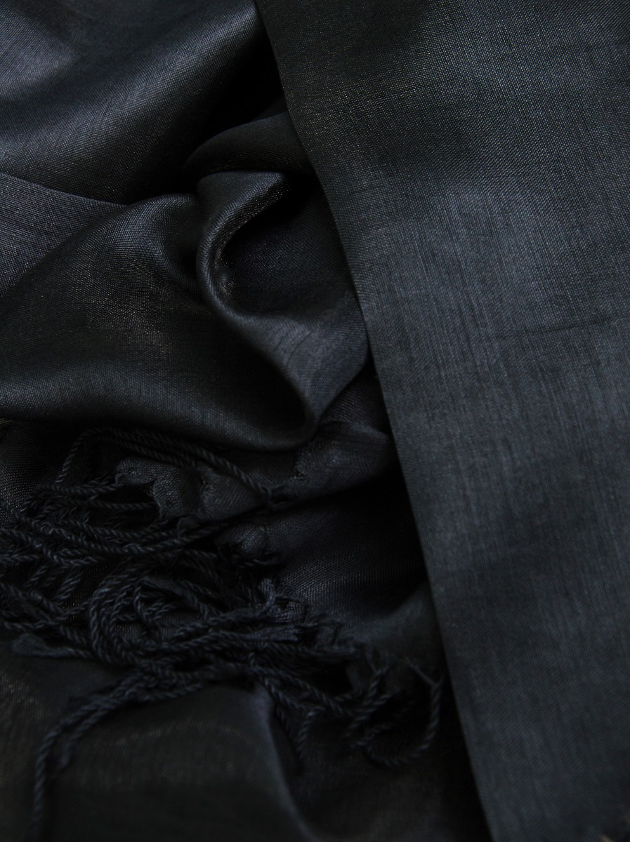 Black evening scarf with shiny thread - Allora image 3