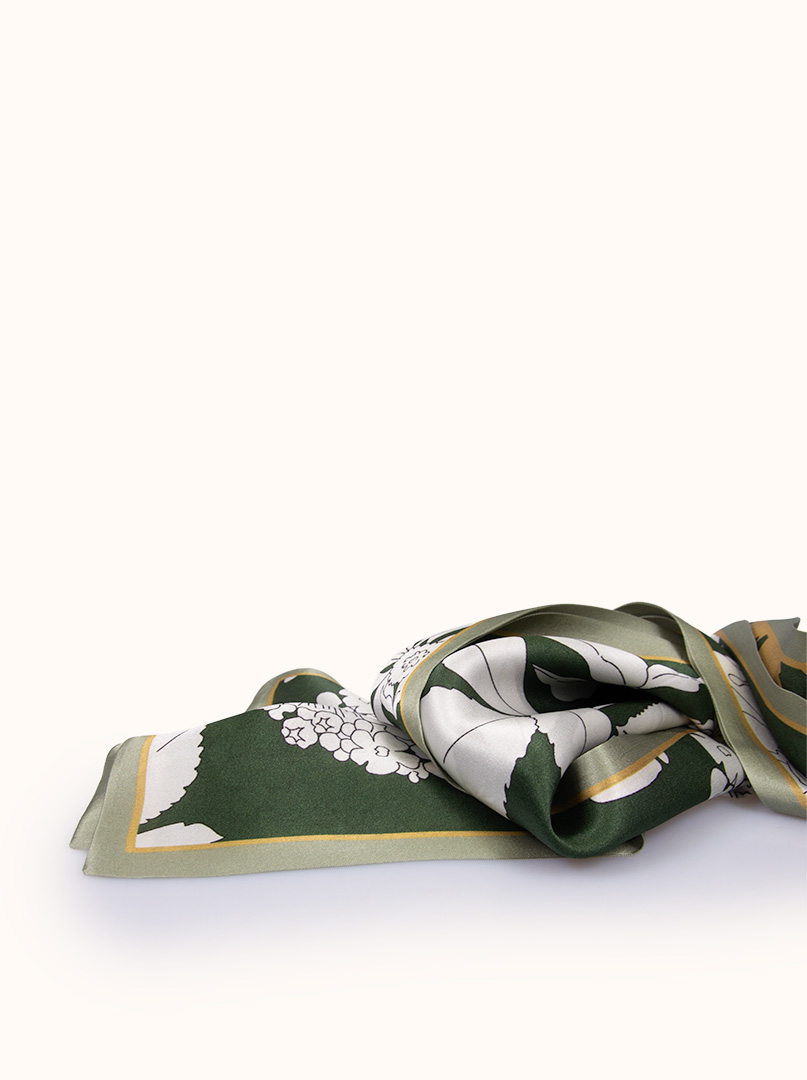 Dwustronny wąski szal z podwójnego jedwabiu  zielony w białe kwiaty 16x145cm zdjęcie 4