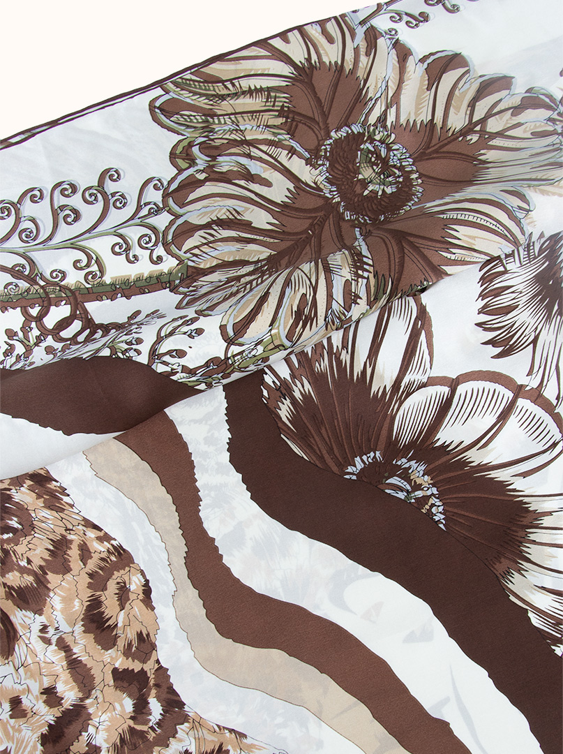 Duża chusta 110x110cm z jedwabiu beżowo-brązowa w kwiaty zdjęcie 2