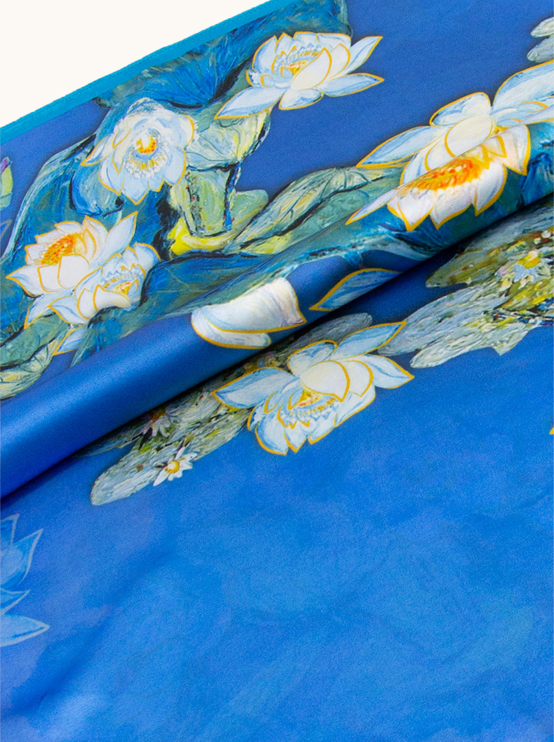 Apaszka 86 cm x 86cm z jedwabiu niebieska  z motywem magnolii zdjęcie 2
