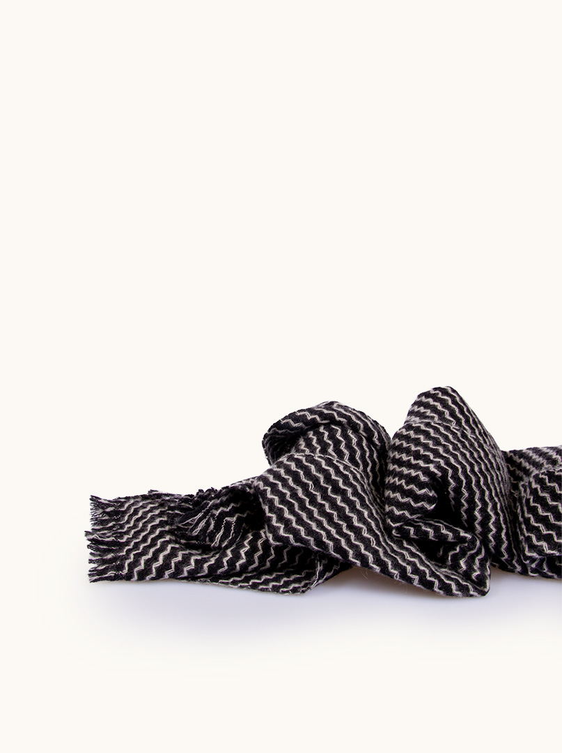 Ciepły ekskluzywny kaszmirowy szal w kolorze czarnym z geometrycznym wzorem 35 cm x 175 cm PREMIUM zdjęcie 3