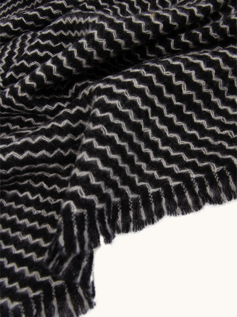 Ciepły ekskluzywny kaszmirowy szal w kolorze czarnym z geometrycznym wzorem 35 cm x 175 cm PREMIUM zdjęcie 4