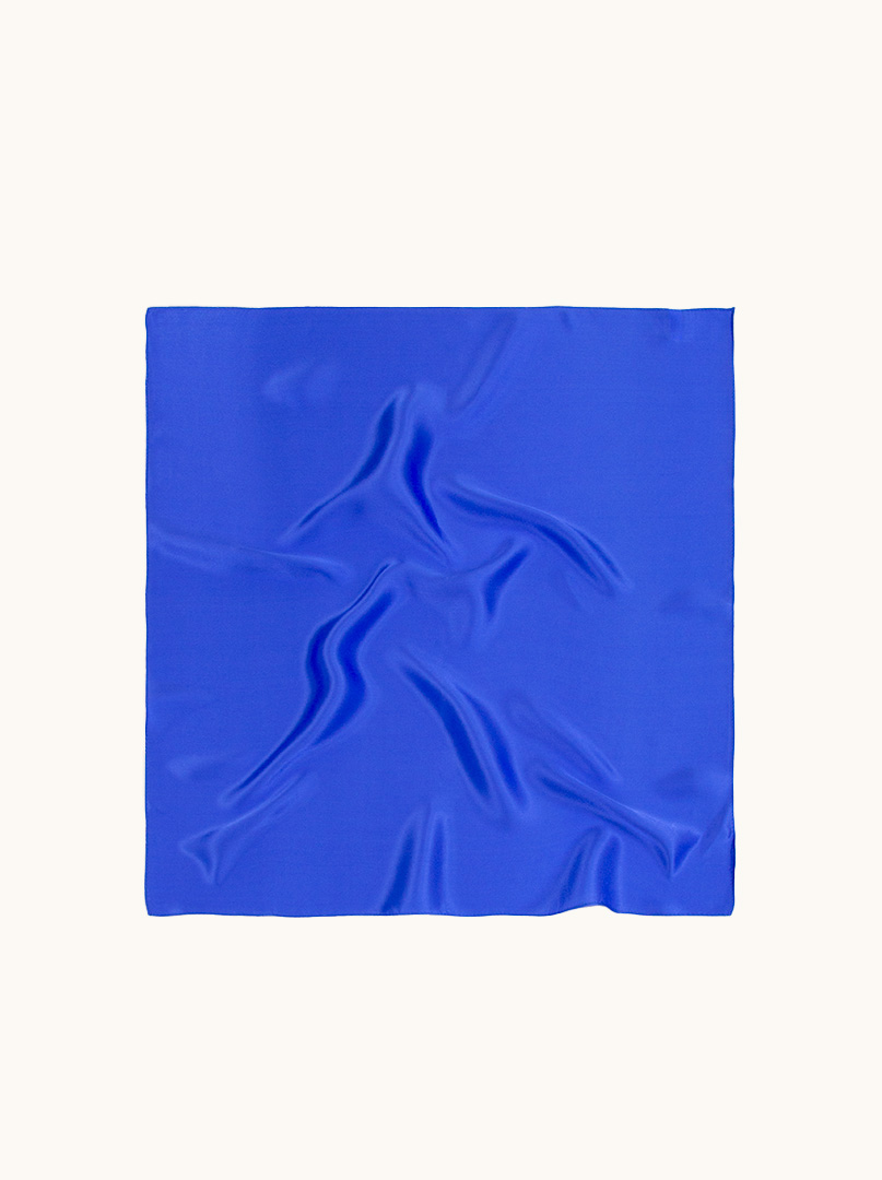 Mała jedwabna apaszka 53 x 53 cm gładka w kolorze chabrowym zdjęcie 4