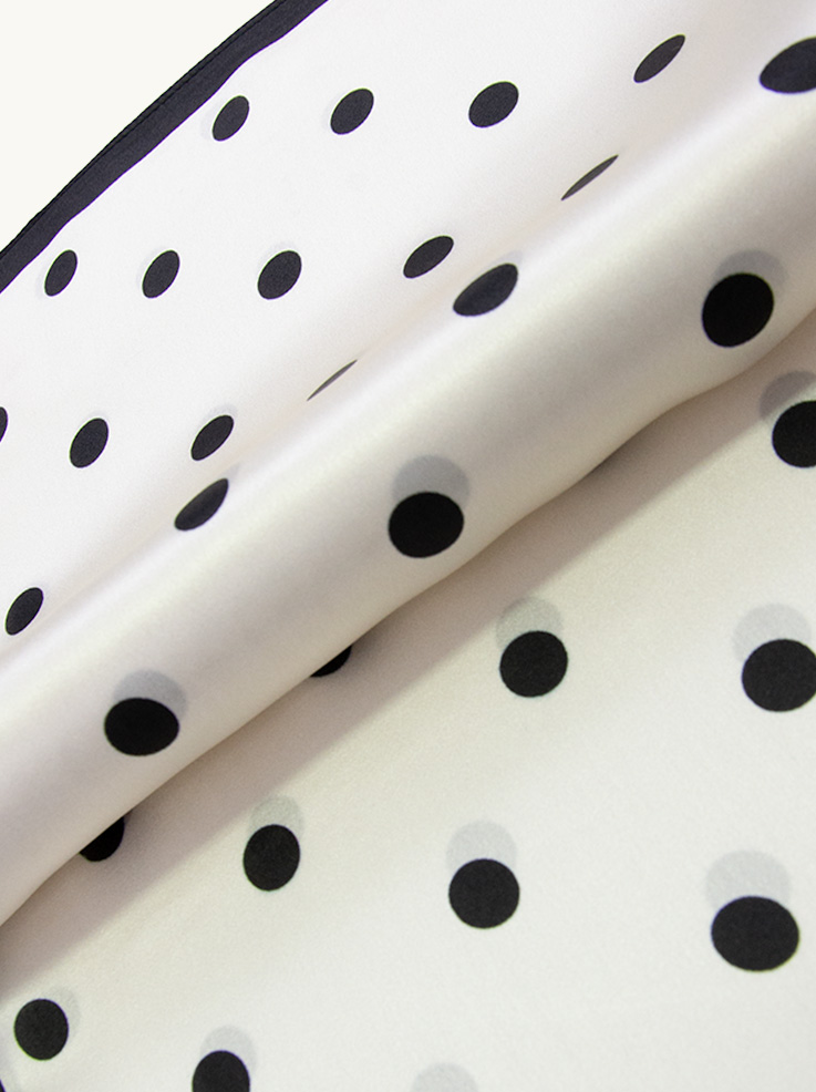 Apaszka jedwabna w czarne grochy 65x65 cm  zdjęcie 3