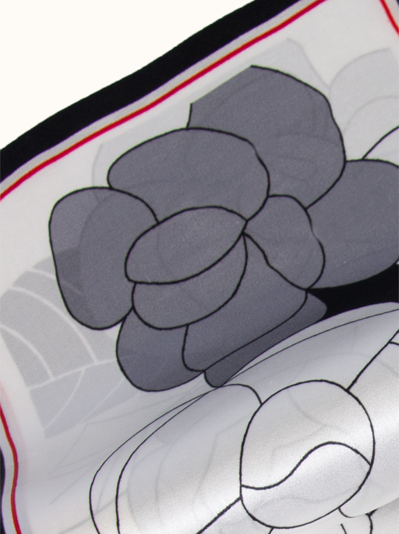 Dwustronny wąski szal z podwójnego jedwabiu  biały w  kwiaty 16x145cm zdjęcie 2