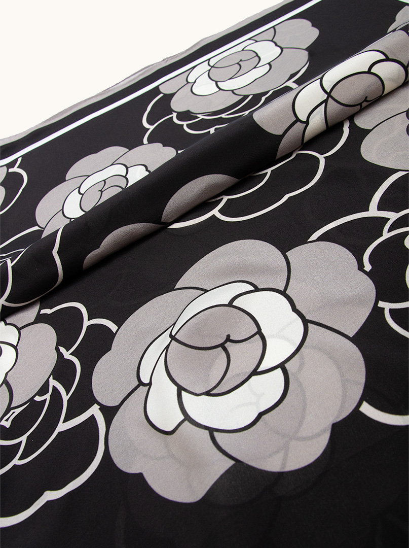 Duża chusta 110 cm x 110cm z jedwabiu kremowo-czarna w kwiaty zdjęcie 2