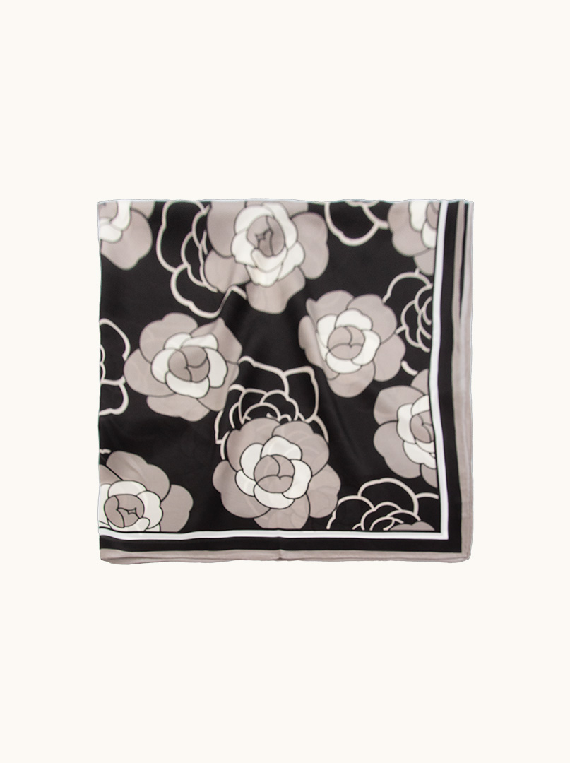 Duża chusta 110 cm x 110cm z jedwabiu kremowo-czarna w kwiaty zdjęcie 4