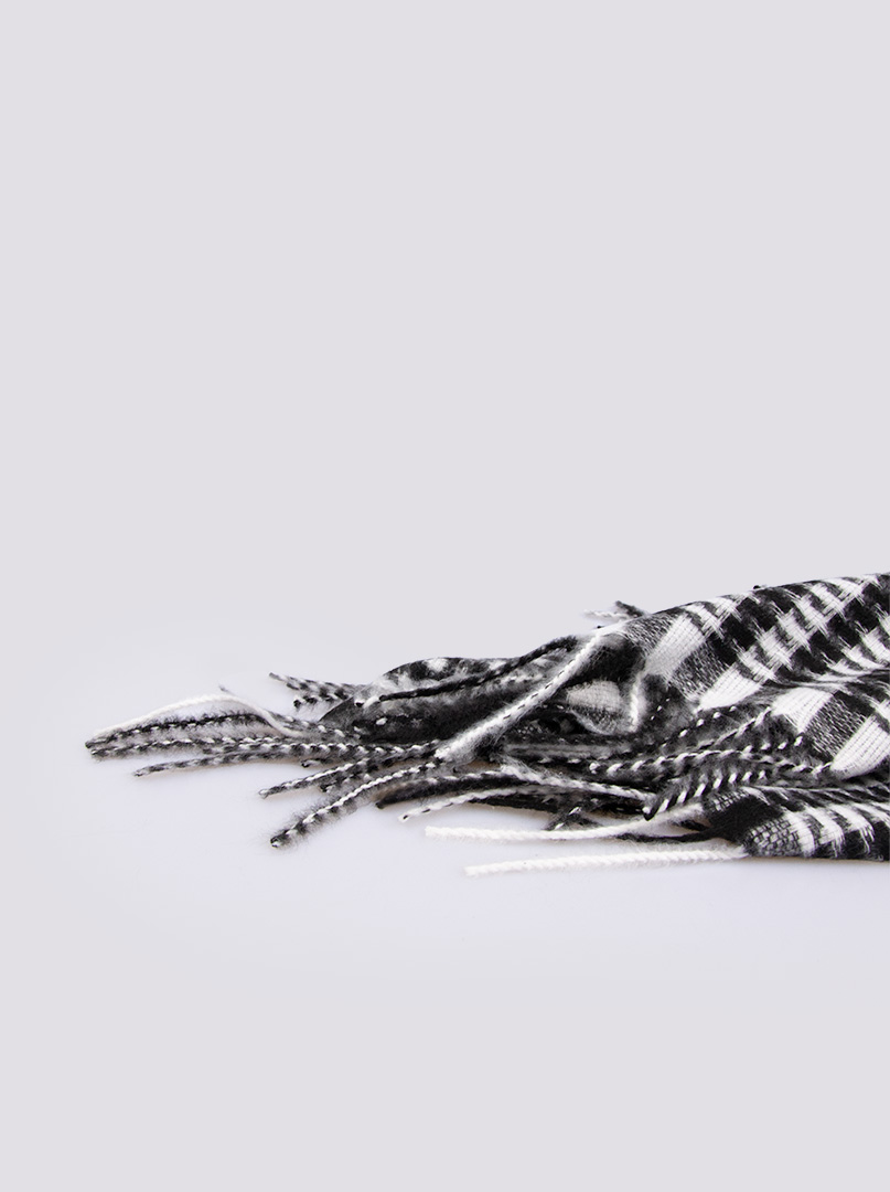 Houndstooth scarf image 4