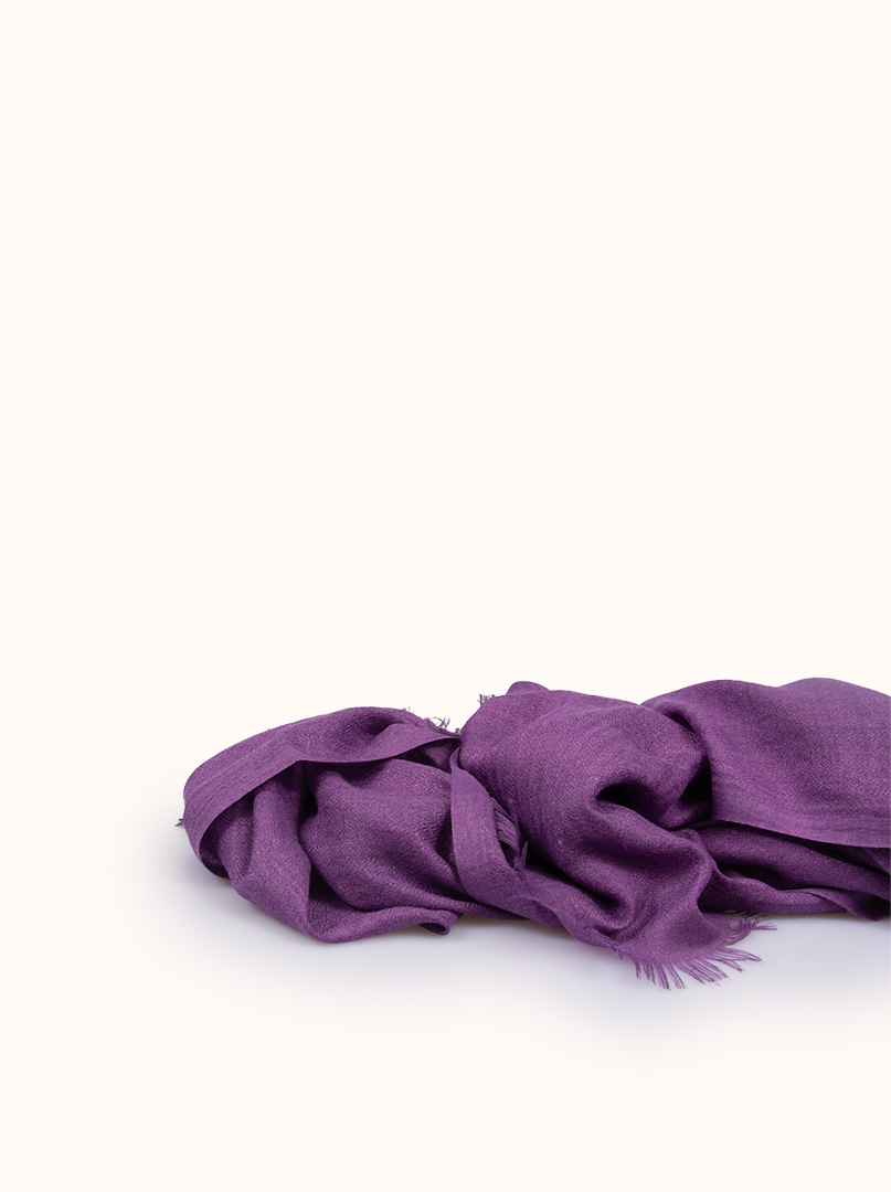 Lekki szal z wiskozy  w kolorze fioletowym 80 cm x 180 cm zdjęcie 2