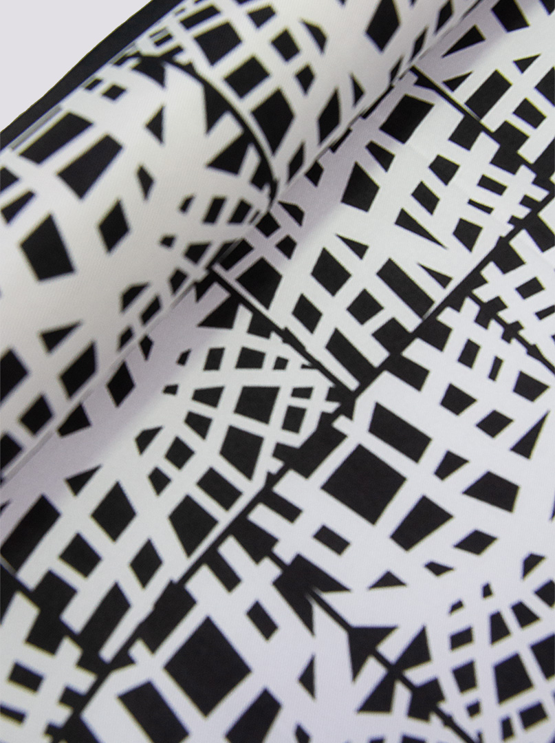 Jedwabna  poszetka w biało-czarne geometryczne wzory zdjęcie 3
