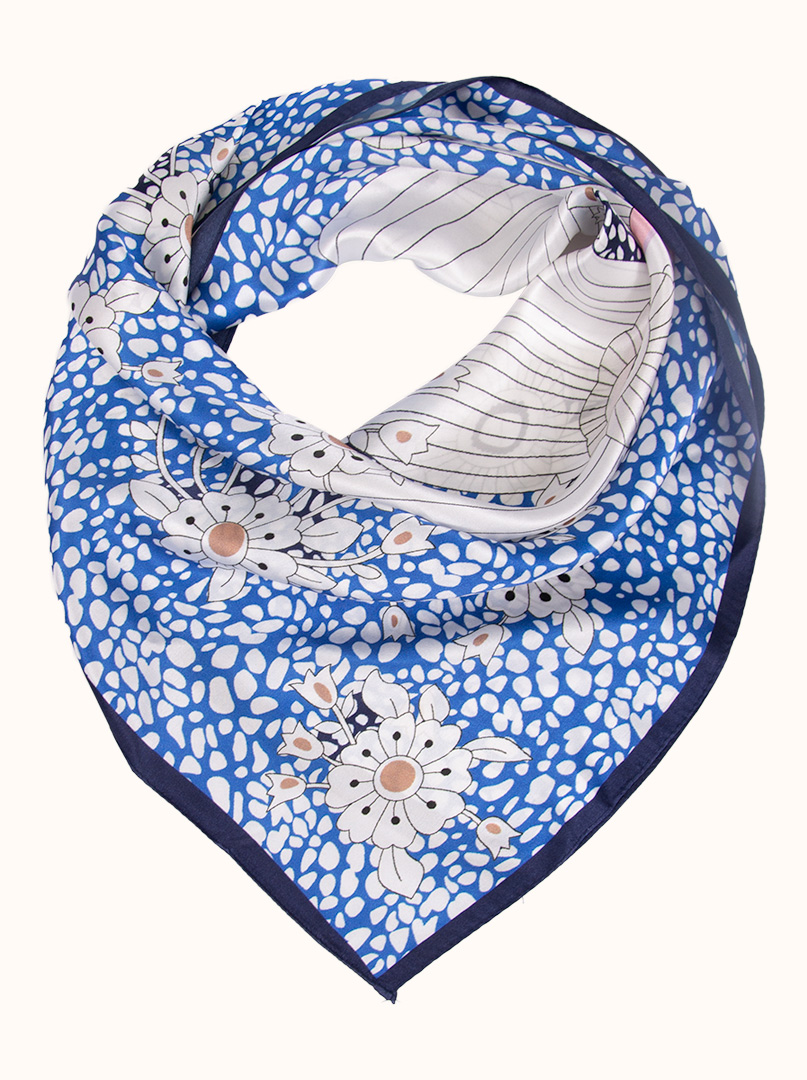 Apaszka jedwabna  błękitna w kwiatki z granatową obwódką   68x68cm zdjęcie 1