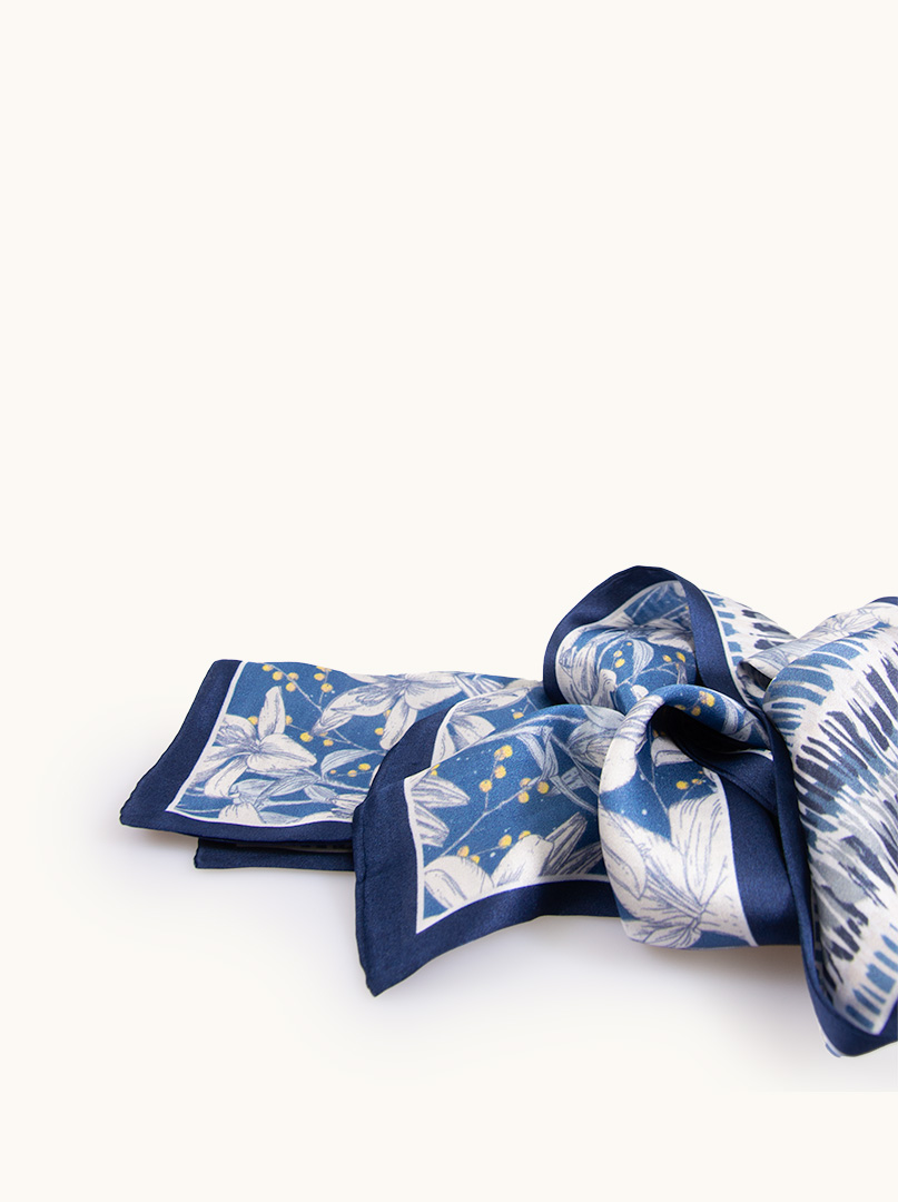 Dwustronny wąski szal z jedwabiu niebieski w białe kwiaty   16x145cm zdjęcie 3
