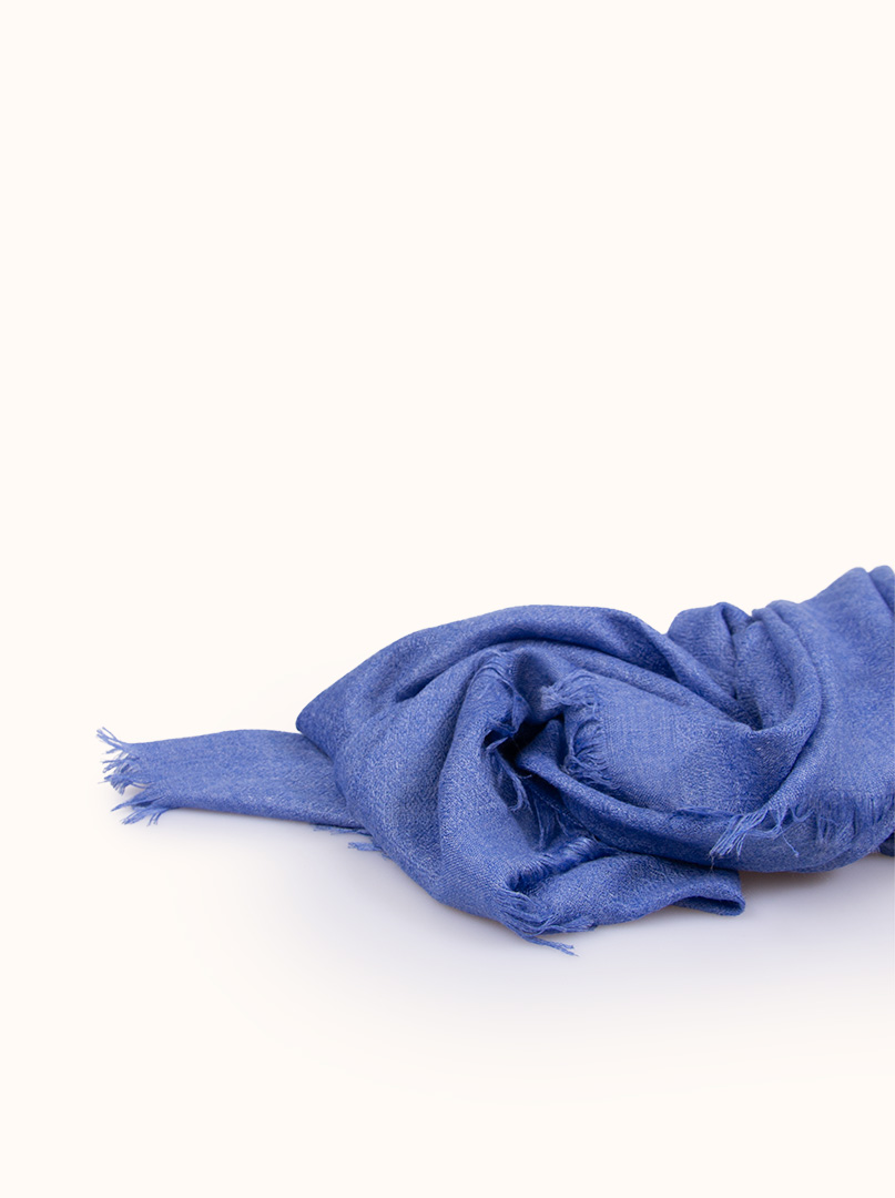 Lekki szal z wiskozy  w kolorze niebieskim 80 cm x 180 cm zdjęcie 3