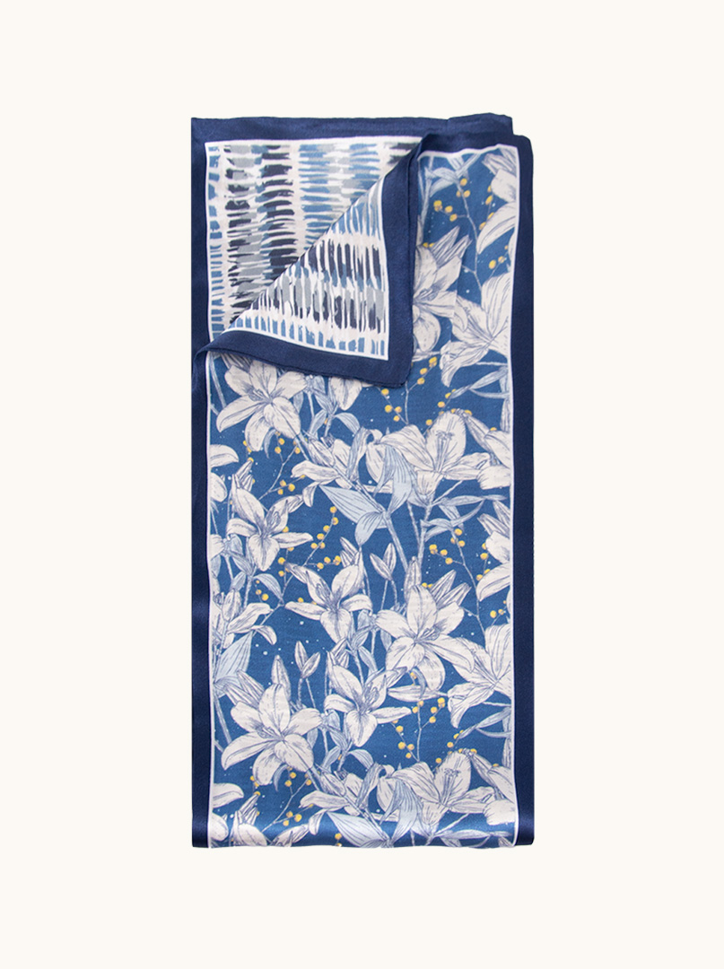 Dwustronny wąski szal z jedwabiu niebieski w białe kwiaty   16x145cm zdjęcie 4