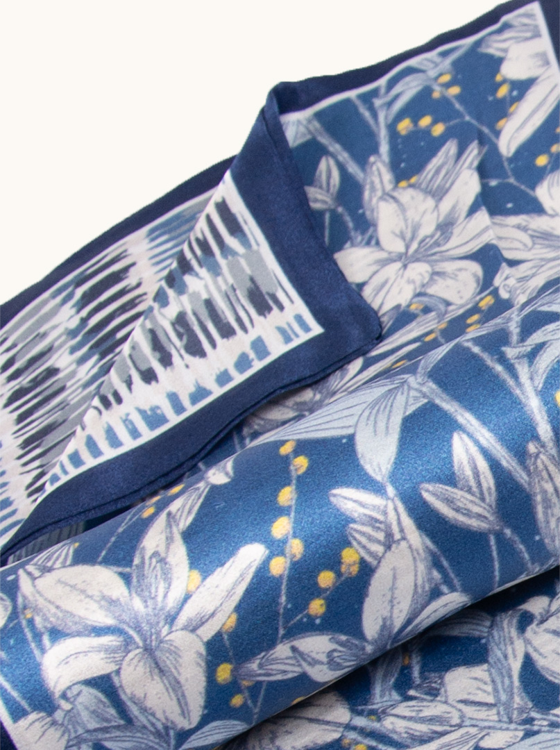 Dwustronny wąski szal z jedwabiu niebieski w białe kwiaty   16x145cm zdjęcie 2