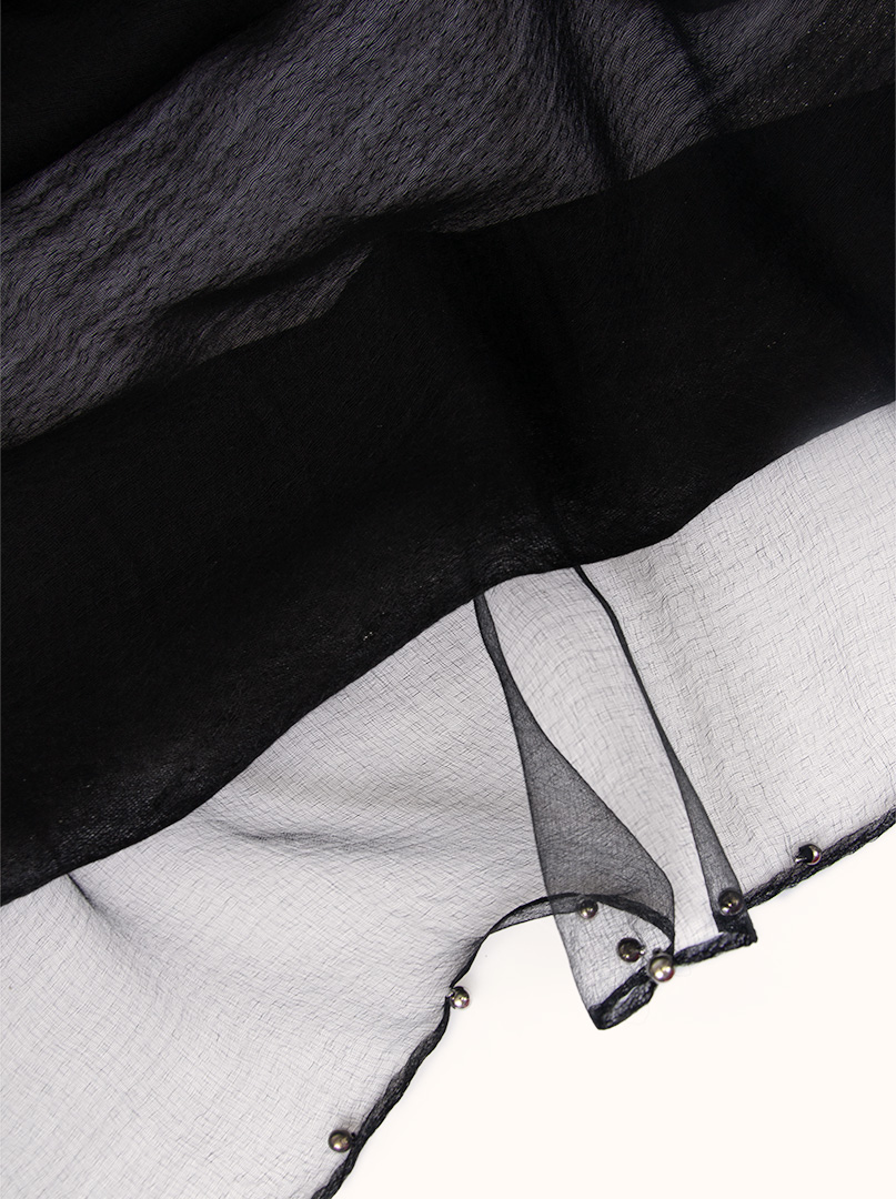 Czarny szal wizytowy ze srebrnymi perełkami i srebrną lamówką 65 cm x 185 cm zdjęcie 4
