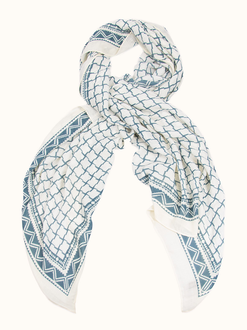 Lekki biały szal z wiskozy   w niebieskie wzory 80 cm x 180 cm zdjęcie 1