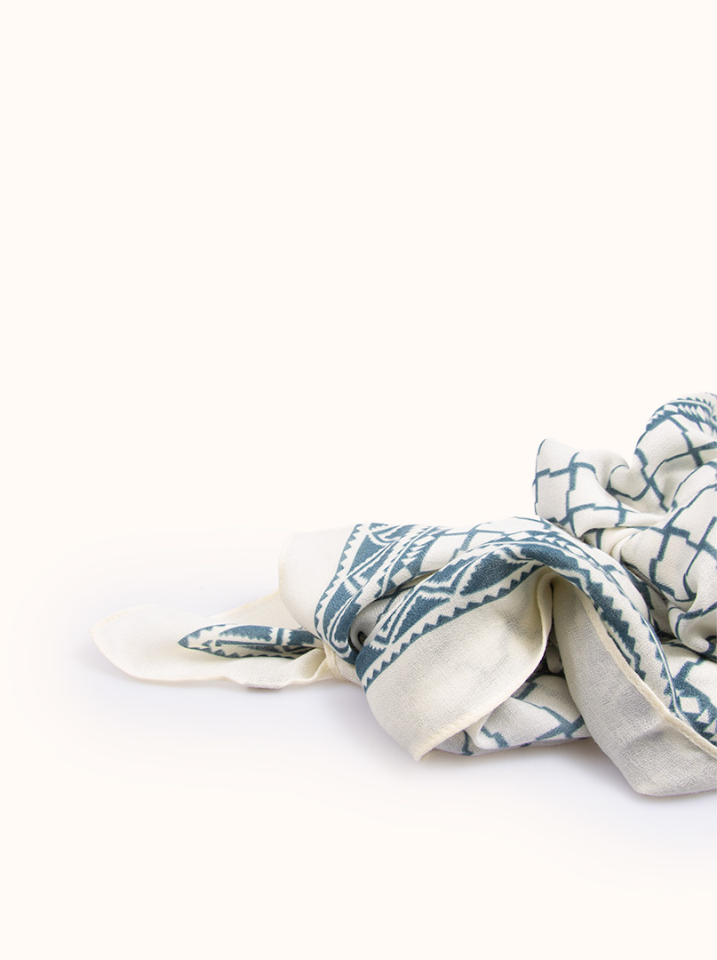 Lekki biały szal z wiskozy   w niebieskie wzory 80 cm x 180 cm zdjęcie 2