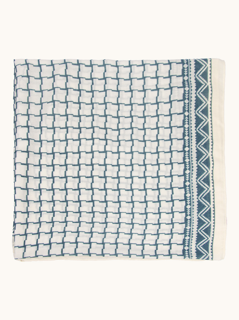 Lekki biały szal z wiskozy   w niebieskie wzory 80 cm x 180 cm zdjęcie 4
