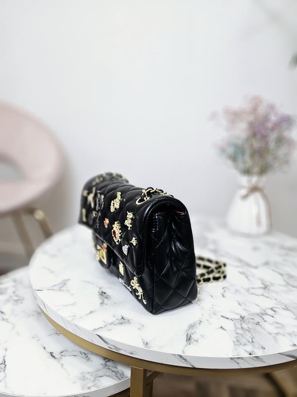 KOLEKCJA LIMITOWANA HIT model chanelka od Massimo Contti w kolorze czarnym z pięknymi przypinkami - Massimo Contti zdjęcie 3
