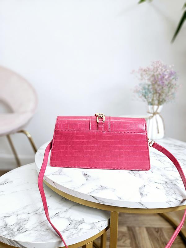 Kuferek od Monnari w kolorze różowym z łańcuchem na klapce zdjęcie 4