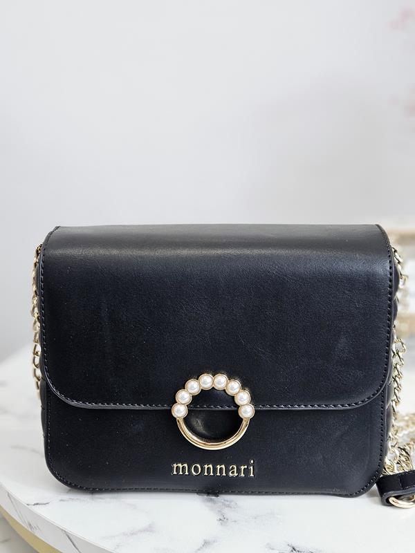 Mała torebka Monnari w kolorze czarnym z perełkami na klapce zdjęcie 2
