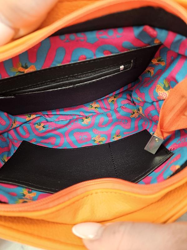 Piękna torebka EGO w kolorze pomarańczowym z rajską klapką i białą kieszonką zdjęcie 4