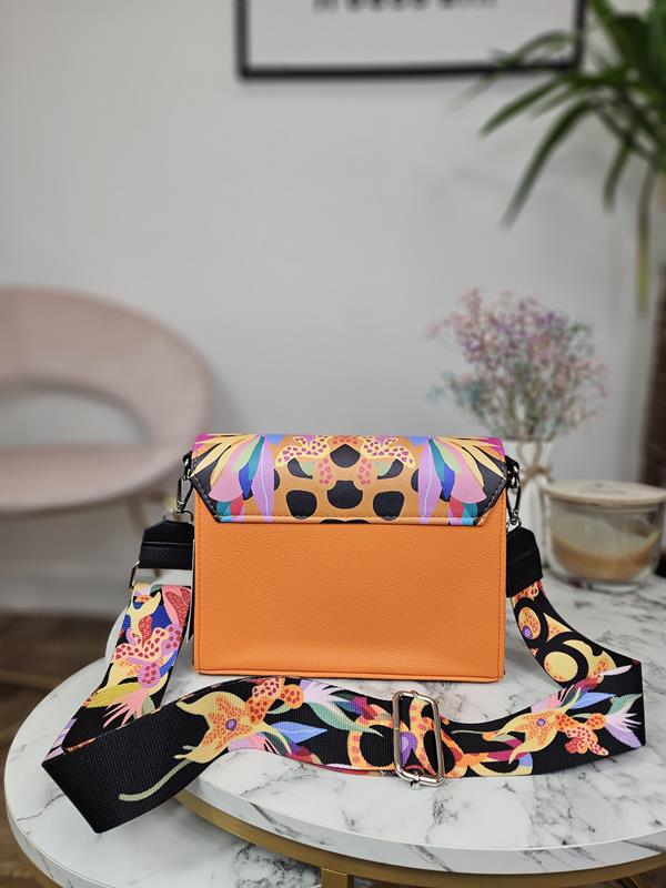 Piękna torebka EGO w kolorze pomarańczowym z rajską klapką i różową kieszonką zdjęcie 3