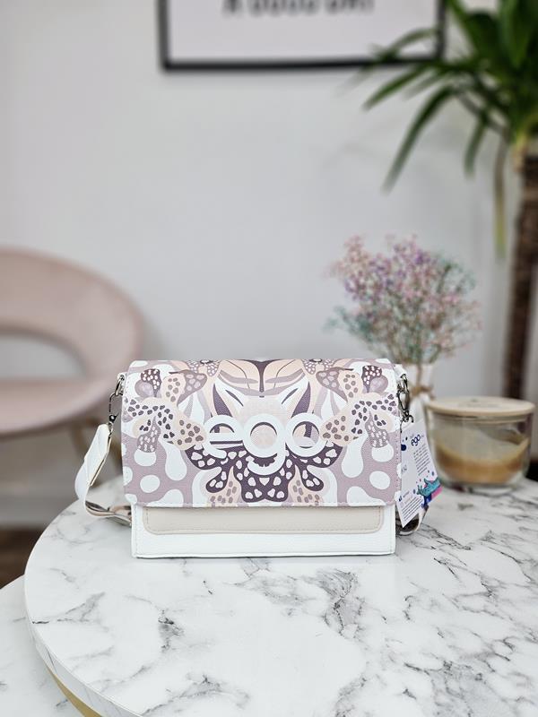 Piękna torebka EGO w kolorze białym z rajską klapką i beżową kieszonką zdjęcie 1