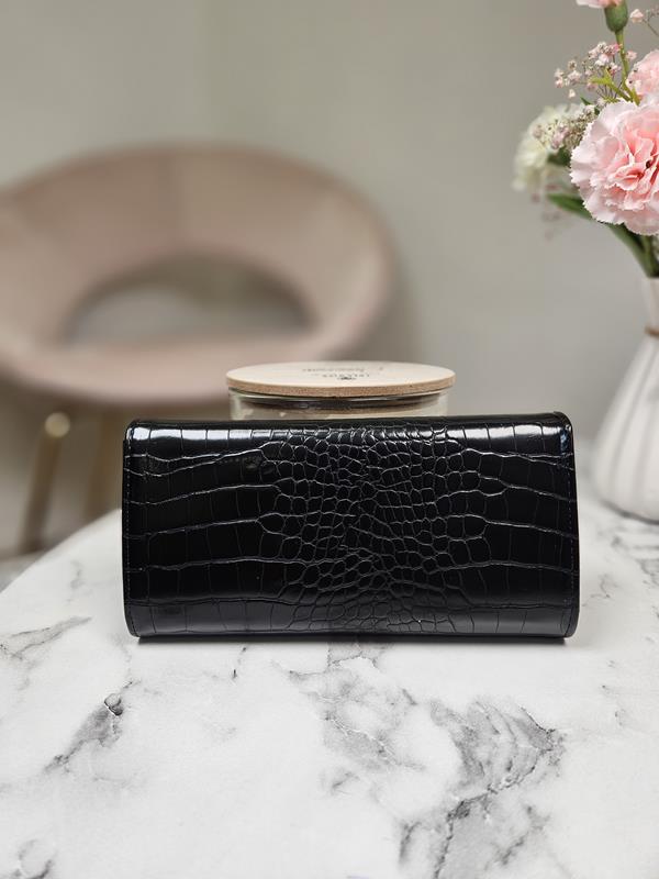 Piękny portfel NOBO z klapką w kolorze czarnym z wytłokiem kroko zdjęcie 3