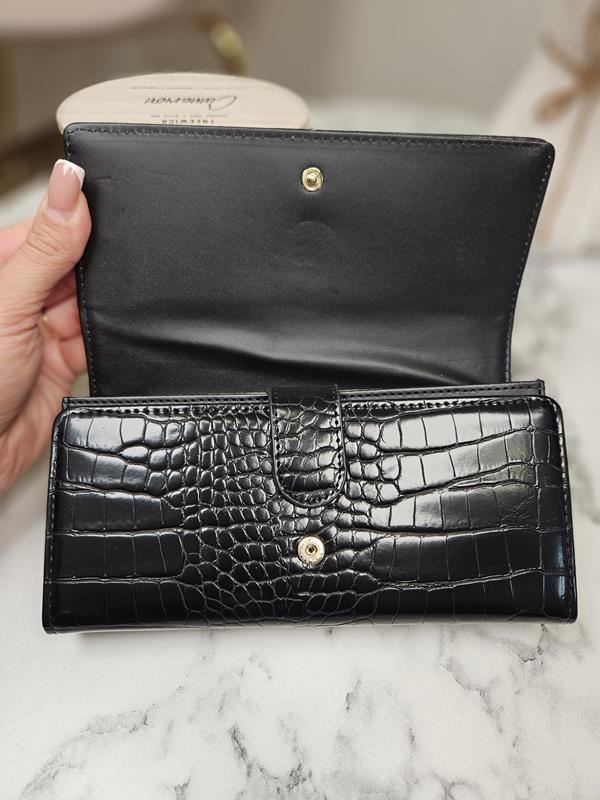 Piękny portfel NOBO z klapką w kolorze czarnym z wytłokiem kroko zdjęcie 4
