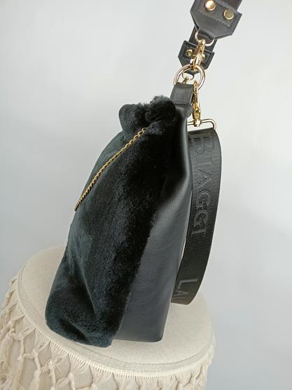 Piękna shopperka Laura Biaggi czarna z łańcuszkiem połączenie sztucznego włosia  i ekoskóry zdjęcie 3
