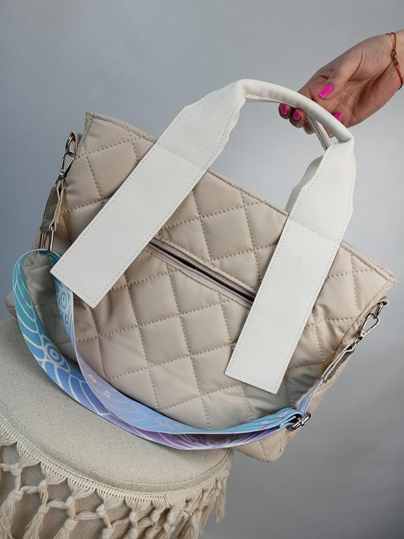 Piękna torebka EGO pikowana beżowa z białą kieszonką z przodu i z białymi rączkami zdjęcie 3